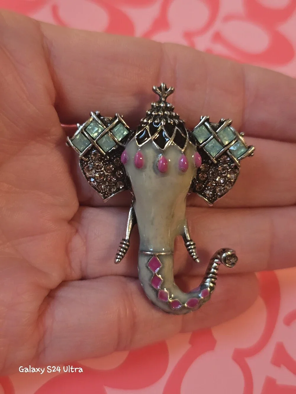 Beautiful Elephant Brooch NEW